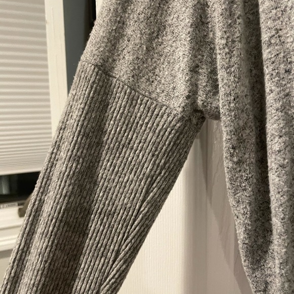 HEART and HIPS grey sweater - Picture 5 of 5